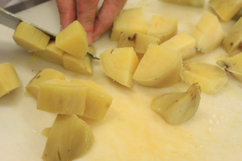 dices sweet potatoes