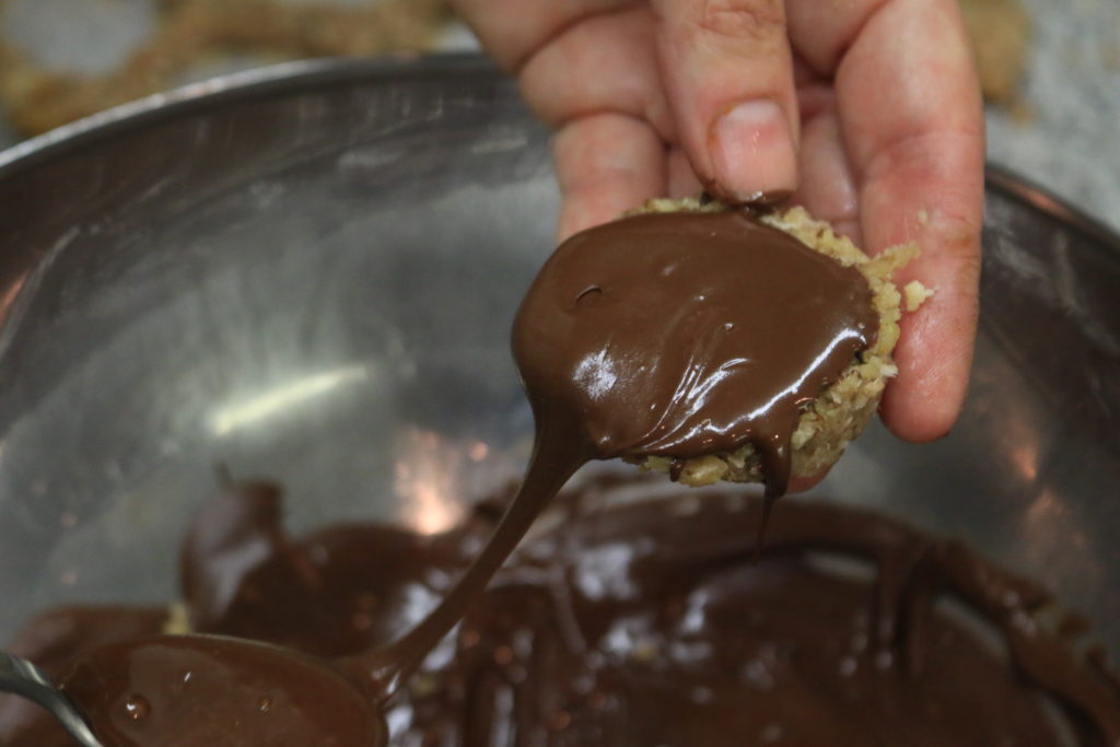 chocolate drizzle for paleo samoa cookies